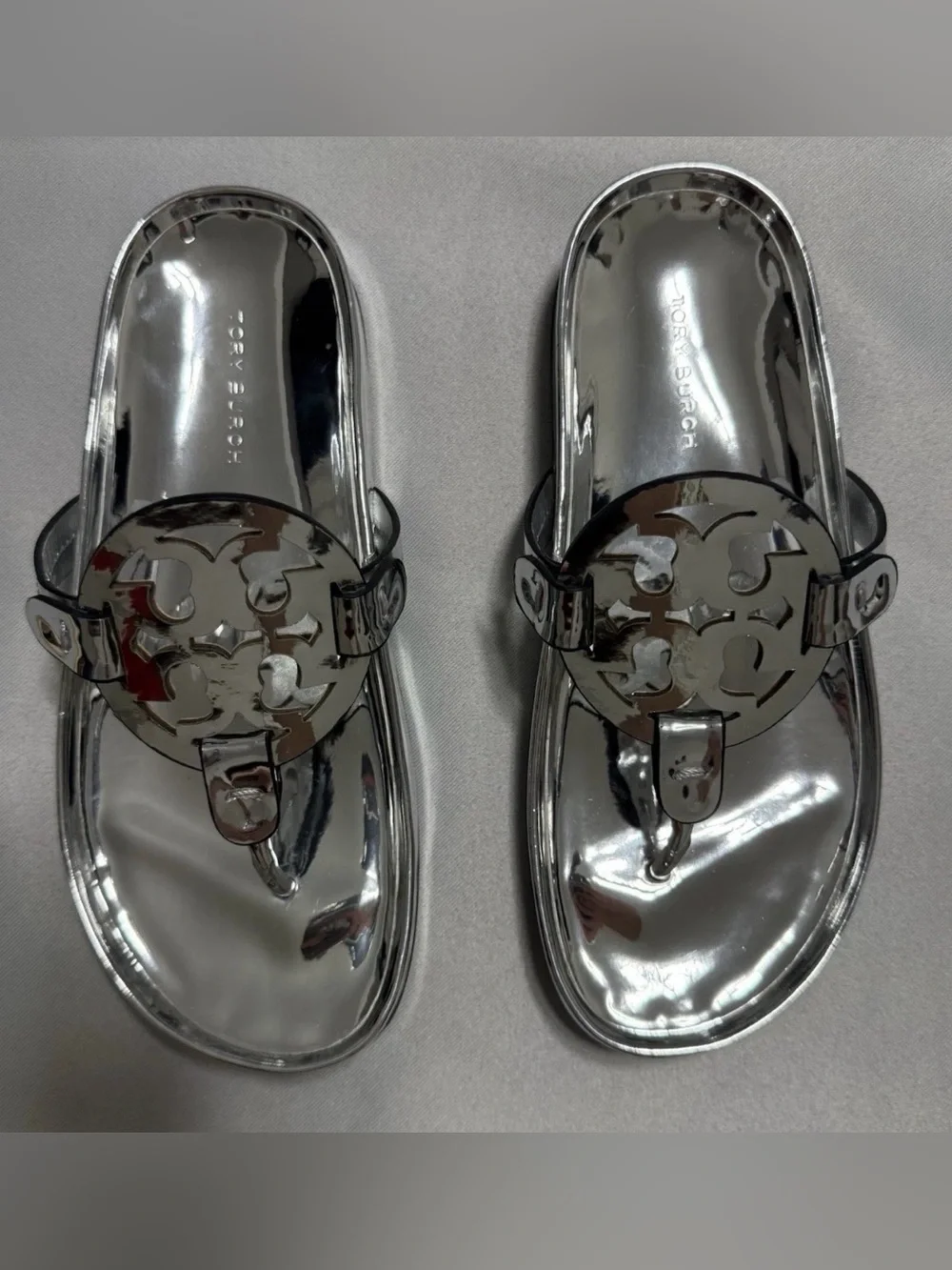 TORY BURCH Miller Cloud In Silver . Size - 5M